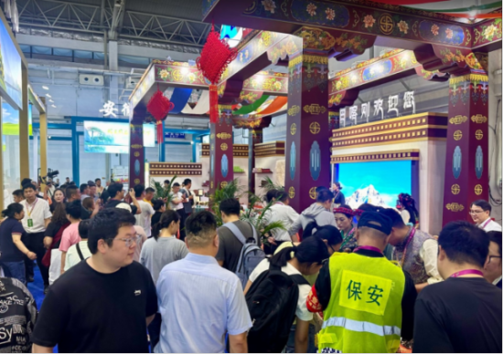 农博会 内部人们逛展.png 农博会 内部人们逛展.png